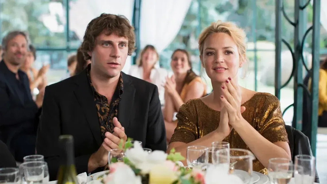 «Στο Κρεβάτι με τη Βικτόρια»: Σεξ, ψέματα και δικογραφίες με σκύλους