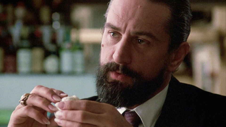 O Ρόμπερτ Ντε Νίρο έγινε 83 ετών – θυμόμαστε την αξέχαστη εμφάνισή του στο «Angel Heart» 