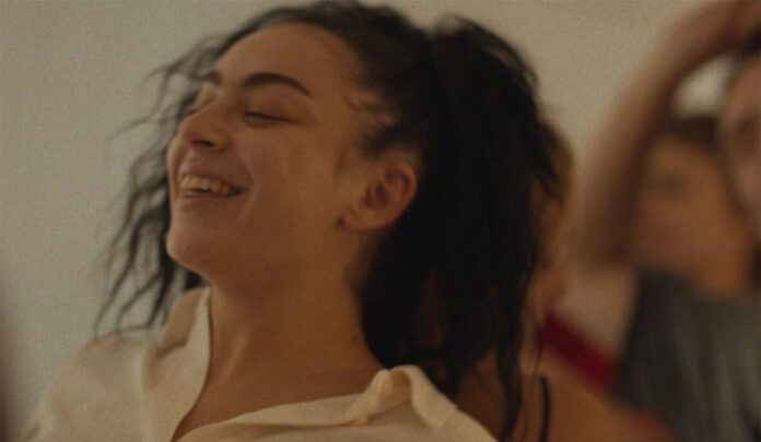 Το σίκουελ του «Cliff Booth», Charli xcx και πώς η Gen Z αγάπησε τον Αγγελόπουλο