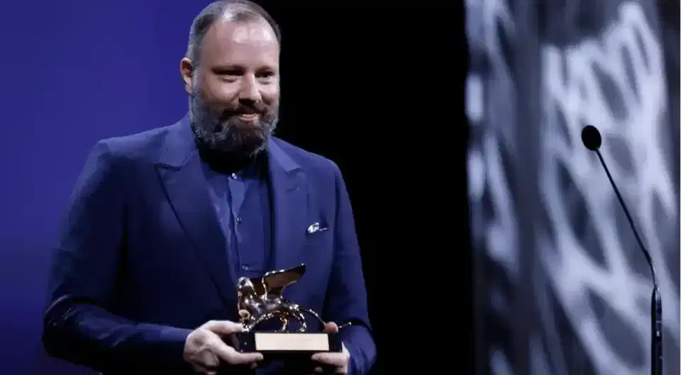 Λάνθιμος το Χρυσό Λιοντάρι, «Πίσω από τις Θημωνιές» για τα Όσκαρ, «Αρκουδότρυπα» στη Δράμα