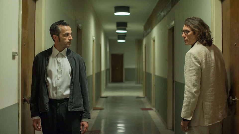 «The Waiter»: Ένα μοντέρνο υπαρξιακό νουάρ σε μια αγνώριστη Αθήνα