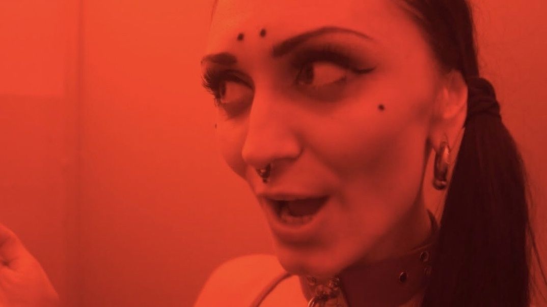 «EX»: Βερολινέζικο clubbing και ποίηση στις τουαλέτες