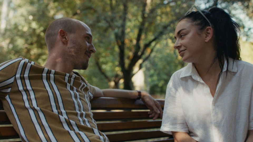 «Έκρηξη»: Πώς βρέθηκε η Charli XCX σε μια παθιασμένη σχέση στην Πολωνία;